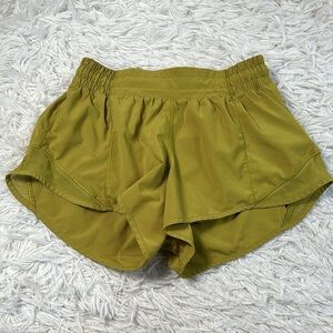 Lululemon Hotty Hot Short II *2.5" Golden Lime